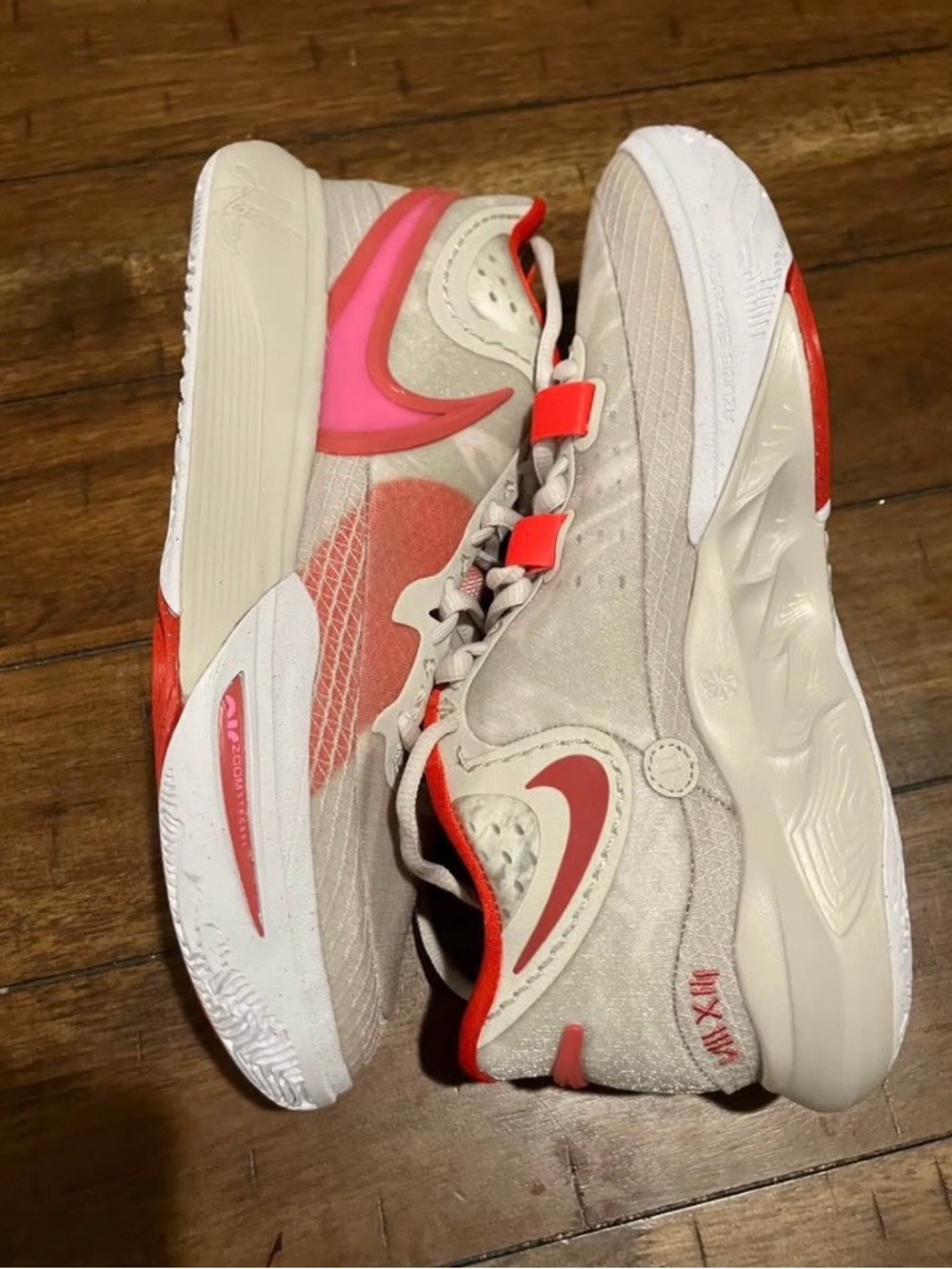 Nike men’s Kyrie Irving  Pink-Accent basketball Sneakers Sz 9 No Box